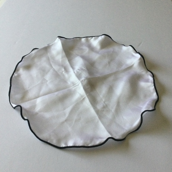 EDWARD ARMAH SILK ROUND POCKET CIRCLE SQUARE WHITE WITH BLACK EDGE NWOT - Picture 1 of 8